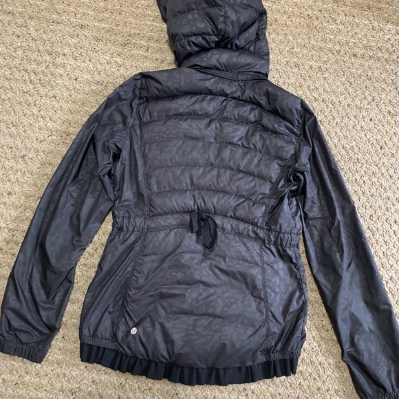 Lululemon Spring Fling Puffy Windbreaker Animal Swirl Black Women's 8 - Picture 9 of 16